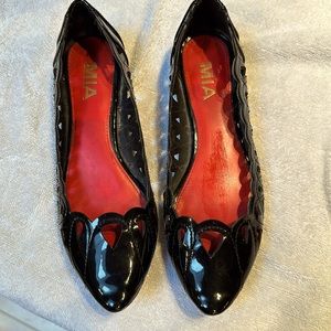 Fun Mia patent look black flat. Like new